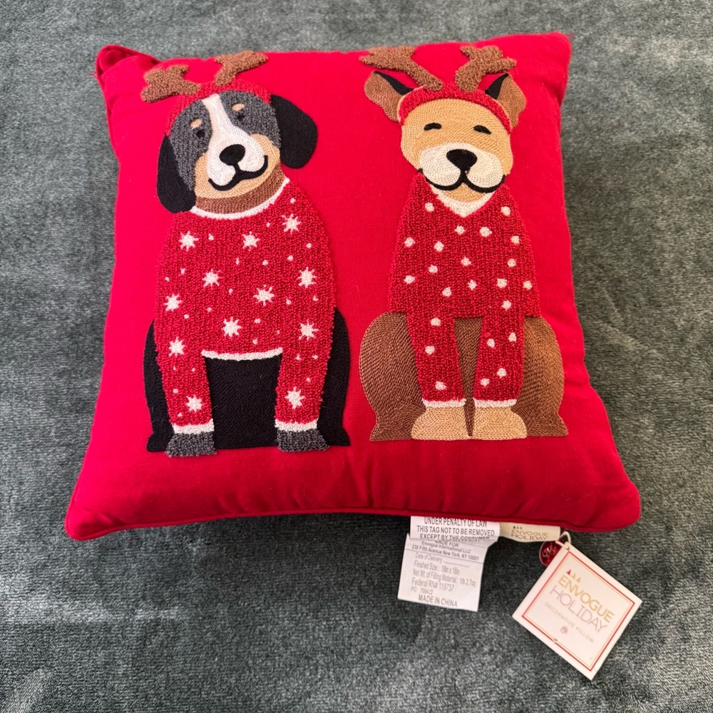 ENVOGUE Holiday Decorative Pillow, Dogs, Red, 18”x18”